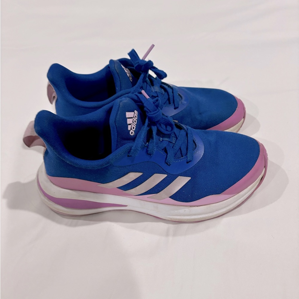 🌸Adidas sneakers size 3.5🌸